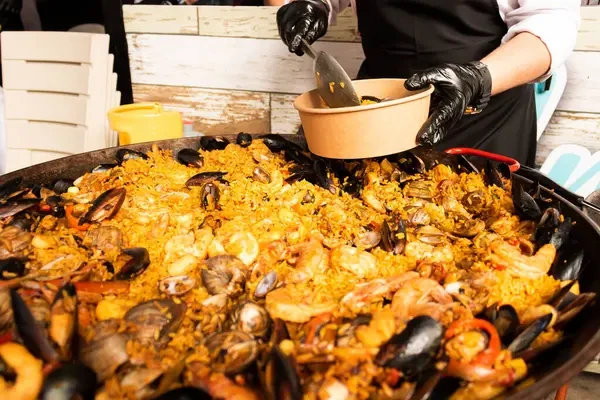 depositphotos_749620520-stock-photo-hand-unrecognizable-person-serving-paella.jpg